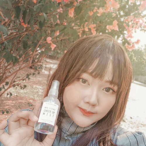 [SWIPE>>]Selamat menghabiskan akhir pekan teman instagramku,Biar ga bete karena besok senin, aku ada produk yg bisa cheer up mood kamu namanya Rose Essence Cheer Up Mist Ada wangi rose yg bisa bikin tenang pikiran dan semangat lagi, Ectoinnya juga bisa jadi skin barrier biar kelembapan kulit terjagaRose Essence Cheer Up Mist ini selain bisa dijadikan face mist sehabis pakai toner, kadang aku gunakkan juga jadi setting spray, lumayan bikin makeup on-fleek terus seharian. .Btw ini cucok banget buat kulitku yg kombinasi, yang kering ke moisture, tapi yg bagian oily ga jadi kilang minyak...Bisa beli disini https://hicharis.net/shashidiana/qYh.Atau buka apps @hicharis_official cari nama shashidiana tinggal scroll aja produknya ..Wajib ada tulisan shashidiana secret di produknya ya (liat gambar ketiga)#ROSEESSENCECHEERUPMIST #GLOWBERRY #charis @hicharis_official @charis_celeb #likeforlikes #lfl #likeback #likebackalways #likeforlike #l4l #beautyvloggerindonesia #indobeautygram #beautybloggerindonesia #Clozetteid