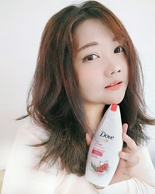 #WeekReview kali ini aku mau bahas Sabun nih! Dove baru - baru ini mengeluarkan varian sabun yang baru ,Dove Go Fresh,  terus ada varian Pomegranate. ...FYI, Pomegranate itu penting banget buat peremajaan kulit, jadi niiih buat ciwi - ciwi yang mid twenties yang pengen muka dan kulit olwes 17, wajib-kudu cari bahan bahan yang sekiranya bisa revitalize your skin! 😚..Berhubung yaah diriku sering lembur kerja di daerah perkantoran yang polute rate nya masya Allah di ambang batas yah, tak ingin keliatan cepet tua dan lusuh, akhirnya tiap pagi dan pulang mandilah diriku dengan sabun Dove Go Fresh Pomegranate ini.Udah lengkap kandungannya, jadi udah ga jaman ciyn pake kembang tujuh rupa biar awet muda, mana susah nyarinya, ya kan? ..Begitulah pengalamanku ya, kali ada yang mau share juga silakan yuk monggo di kolom komentar. .@clozetteid #DoveGlowFresh #Dove_IDN #ClozettexDove_IDN #ClozetteID