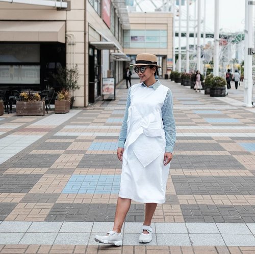 I love fashion, and I have a serious love affair with white & stripes. One-third of my closet is filled with either stripes or white.

#Osaka
#Japan

#OOTD
#OOTDindo 
#LookbookIndonesia 
#ClozetteID