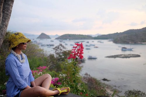 Looking out to the beautiful view from Paradise Bar in Labuan Bajo. Thinking how blessed I am to be here again for the 8th times.Hat - @mytulisanAyla Top - @cottonink x @ayladimitriNecklace - @lekatdihatiSandal - @birkenstockid#OOTD#cottoninkholiday #youxcottonink #ClozetteID Camera: @fujifilm_id #XT1Lens: FX 23mm f/1.4#GoFujiFilm #fujifilm_id