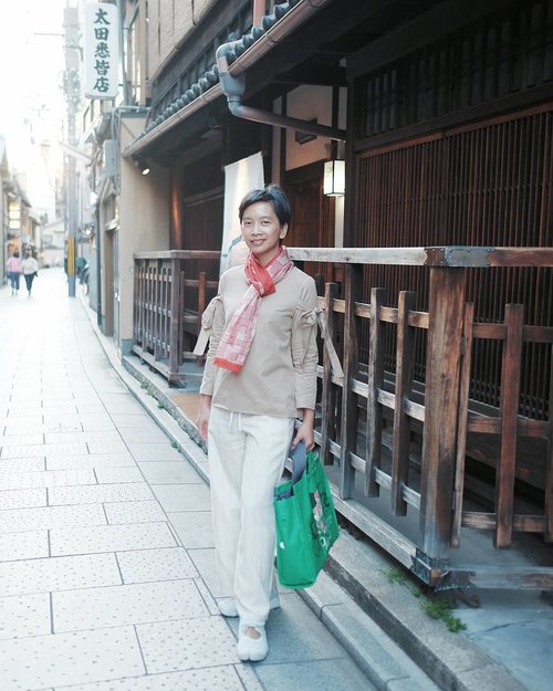 A throwback to one fine Spring evening at Gion #Kyoto #Japan - strolling the alleys while hoping to bump into the Geisha and Maiko.

Wearing top & pant from @shopatvelvet - shawl from @sejauh_mata_memandang
- and bag from @mytulisan .

#OOTD
#OOTDindo 
#LookbookIndonesia 
#clozetteID
#WeShopAtVelvet 
#MyTulisan