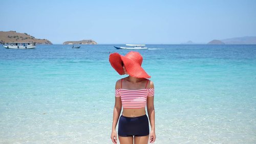 Good morning from the Pink Beach in Komodo Island, Flores.Here, you can easily see how #WonderfulIndonesiais.Swimwear - TwentyForTeenHat - ZaraCamera: @fujifilm_id #XT1Lens: FX 23mm f/1.4#GoFujiFilm #fujifilm_id #ClozetteID #OOTDindo #OOTD
