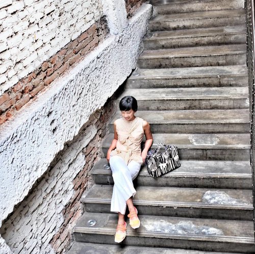 "Every step of every stairs contains many precious treasures for you to ascend further up and to go further far" - Mehmet Murat ildan

#WeShopAtVelvet 
#MyTulisan 
#ClozetteID 
#OOTDindo 
#LookBookIndonesia