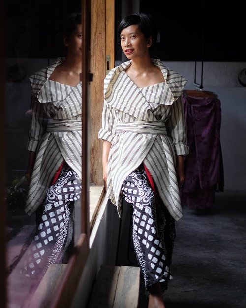 Happy Friday, friends!

Outer & Pant by @lululutfilabibi 
Camera: @fujifilm_id #XT1
Lens: Fujinon XF35mm f/1.4

#OOTD
#Batik
#Lurik
#Yogyakarta
#PesonaIndonesia
#Fashion
#Style
#clozetteid