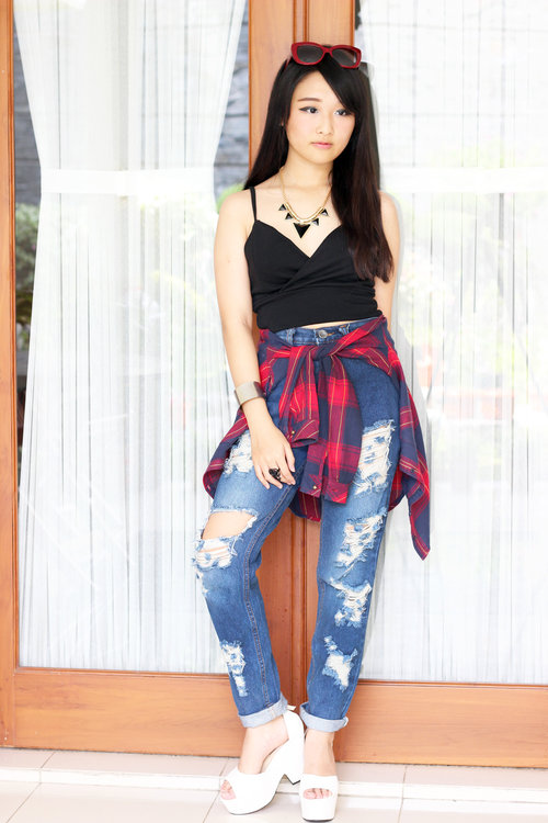 outfit by: @sachiclothing . Finally found a perfect fitted destroyed jeans! ;)