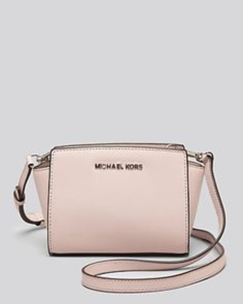 I'm a big fan of mini bags... and this mini selma bag from MK is veryyy pretty. Don't you think so?