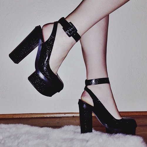 I really want this pair of beauty but the price is still a bit expensive.. I'm waiting for the sale :P
