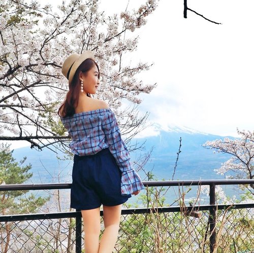 White sakura & a covered #mountfuji 🌸🗻. My pretty plaid off shoulder top is from @laubimall #ootd #verenleeinJapan