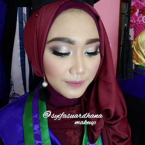 #makeup #makeupartist #mua #muajakarta #muaindonesia #makeuppesta #makeupgraduation #graduationmakeup #graduation #pakuanuniversity #makeupwisuda #clozetteid #blogger #beautybloggerindonesia #beautyblogger