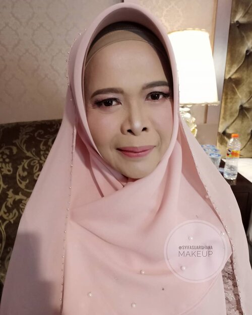 Enjoy your weekend guys 💄.Info makeup : 082260592599#bridesmaids #makeupartist #makeuppesta #makeup #engagementring #wisuda #wedding #amongtamu #makeuptutorial #makeupwisuda #makeupoftheday #engagementmakeup #mua #muajakarta #prewedding #clozetteid #wakeupandmakeup #hudabeauty #bloggerindonesia #beautyblogger #beforeafter #before #after #jakarta #depok #jabodetabek