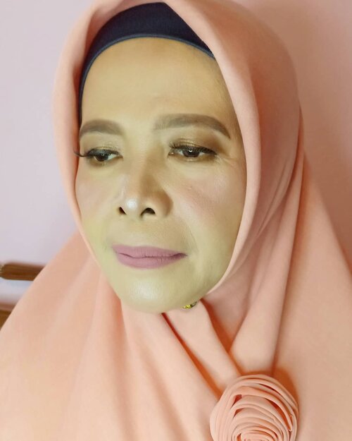 Request si mama klien ingin tampil lebih muda, hmm challenge, siap mama tarrrraaaaa 😍.Info makeup : 082260592599#bridesmaids #makeupartist #makeuppesta #makeup #engagementring #wisuda #wedding #amongtamu #makeuptutorial #makeupwisuda #makeupoftheday #engagementmakeup #mua #muajakarta #prewedding #clozetteid #wakeupandmakeup #hudabeauty #bloggerindonesia #beautyblogger #beforeafter #before #after #jakarta #depok #jabodetabek