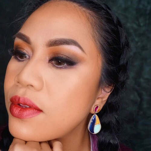 I love my basic smokey eyes. This @endi_feng X @mizzucosmetics  Addiction pallet is giving life to my chocolate bronzy dream... I love it!!!! You can call me basic and gimme bronze everyday and I could careless about it... ❤️❤️❤️.
.
.
Video will be uploaded tomorrow...
.
.
#makeup #makeupjunkie #makeuplover #eyeshadow #beautybloggerindonesia #beautyvloggerindonesia #vlogger #vloggerindonesia #fengaddiction #clozetteid