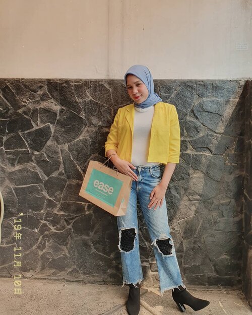 Semenjak aku berhijab, kalau nyari baju pasti nyari baju yang bahannya adem, nyaman dan pastinya yang paling penting harus nyerap keringet. Nah kemarin di acara annivnya @smartmumsid ku menang BEST COSTUME dan giftnya blazer @ease.brand 💜Outfit keren yang bahannya 100% katun rayon terbuat dari serat kayu 💛Bajunya bagus, adem, modelnya yang pasti cocok banget di aku hihi 🤭.Thank you @ease.brand for the gift 😍Yes i love the yellow 💛..#knowwhatyouwear #bajuaslikatun #easebrand#SMID2ndAnniversary #SMIDGoes2#VradioXSmartmumsID#clozetteid#clozetteidootd