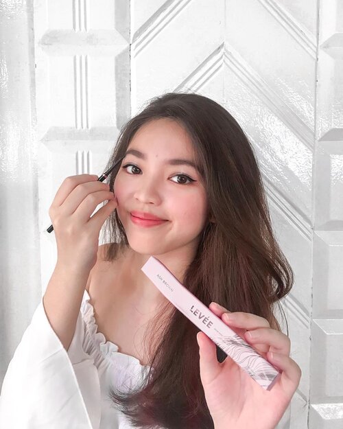 Heyho beauties! Aku mau kasih racun nih buat kalian! I got this eyebrow pencil from @leveebeauty . Suka banget sama eyebrow pencilnya krn gampang banget buat applikasiinnya di eyebrow kita terutama buat yang ga begitu jago bikin alis kaya aku hehe. So here is it guys eyebrow pencil from @leveebeauty ini  ada 3 shades :- Ash brown- Dark Brown- ChocolateHasil akhirnya natural banget seriously! Ada spoolie brushnya juga yg kecil. Ini bentuknya ringkas ya guys jd bener2 sepraktis itu bisa di bawa2 kmn2 dgn mudah pastinya. So I love this one so much❤️✨.Handled by @nuka.management#clozetteid