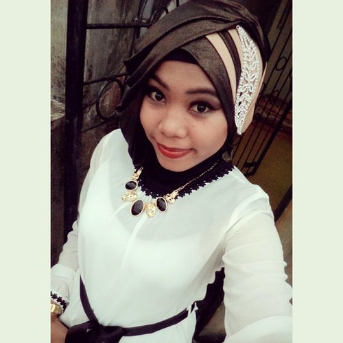Thanks a lot to choose this Clothes for me, Black&White is very #Classic and #Elegant color. Love ❤❤ so much this color match. #HijabiQueen #HijabMuslim #igers #Party #ClozetteID #HOTD #RahasiaGadis