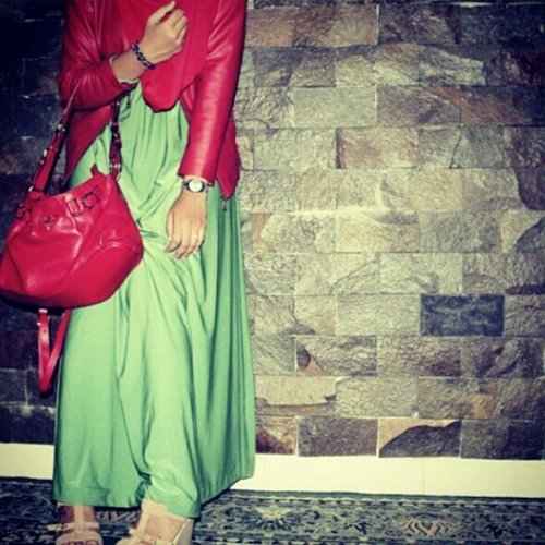 My Red and Green #ootd #Outfit #ClozetteID #Clozette #Hijabi #HijabiQueen #Fashion #Bags #InstaLike #InstaPict #MyDailyHijab #MyHijab