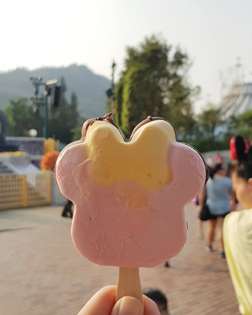 🍦 Minnie frozen ice cream 🍦Life is like an ice cream, enjoy it before it melts!#minnieicecream #minniemouse #frozenlollipop #thehappiestplaceonearth #disneyland  #hongkong #vsco #beautifuldestinations #hongkongdisneyland #hkdisney #clozetteid #explorehk #insidehongkong #travelwithMMs #travelgram #travellust