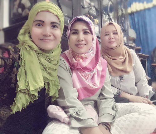 .
Sisters 😗
Ied Mubarak 1438H
#lebaran #hotd #ootdhijab #1438h #idulfitri #hariraya 
#minalaidzinwalfaidzinmohonmaaflahirdanbatin #clozetteid #sisters #family #familyfun