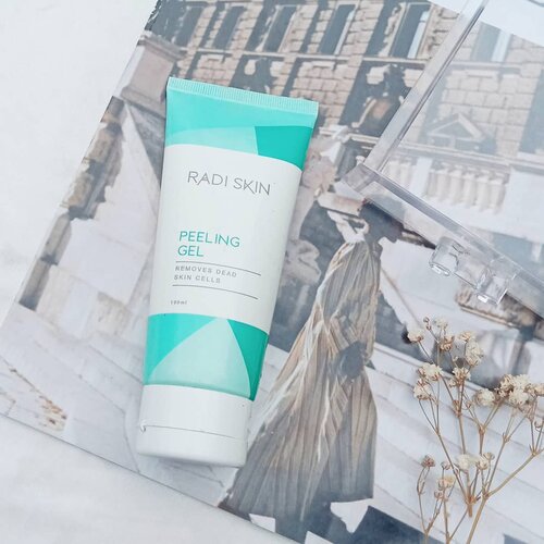 𝗥𝗮𝗱𝗶 𝗦𝗸𝗶𝗻 𝗣𝗲𝗲𝗹𝗶𝗻𝗴 𝗚𝗲𝗹 ✨-Seperti yang kalian liat, aku beberapa kali story lagi pakai peeling gel dari @radiskin.id ❤️ Nah peeling gel ini aman digunakan karna teksturnya sangat lembut dan tanpa butiran scrub sehingga tidak membuat kulit jadi iritasi ataupun perih! sisa-sisa kulit mati terangkat dengan sempurna 😍 kulit terasa halus banget setelah mencuci muka .. ohiya produk ini juga dapat mencegah datangnya komedo, jerawat dan kusam dengan pemakaian teratur loh❣️-I love this peeling gel ♡ Easy to use but amazing results!💕 My skin feels so clean, smooth and moist after usage#radiskin #peelinggel #hyaluronicacid #makassarbeautygram #jakartabeautyblogger #clozetteid