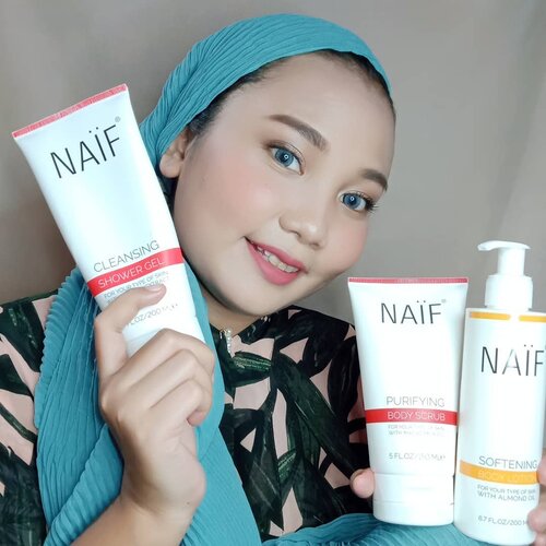 Finally aku menemukan @naifcare_id Body Care yang cocok untuk kulit sensitif ku 😍 products dari 𝗡𝗮𝗶𝗳 ini bebas dari SLS, parabens, mineral oil, PEG & phenoxytanol. Aman untuk Bumil dan BusuiAda 3 produk yang aku cobain, yaitu :-𝗖𝗹𝗲𝗮𝗻𝘀𝗶𝗻𝗴 𝗦𝗵𝗼𝘄𝗲𝗿 𝗚𝗲𝗹The best shower gel! gak bikin kulitku iritasi. Malahan kulitku jadi terasa sangat lembut setelah mandi .. Shower Gel dari 𝗡𝗮𝗶𝗳 ini menggunakan SCS (sodium coco sulfate) sebagai penghasil busanya yang berasal dari tanaman kelapa, 𝗔𝗹𝗮𝗺𝗶 𝗯𝗮𝗻𝗴𝗲𝘁 𝗸𝗮𝗻? Apalagi wanginya so calming! I love it ♡-𝗦𝗼𝗳𝘁𝗲𝗻𝗶𝗻𝗴 𝗕𝗼𝗱𝘆 𝗟𝗼𝘁𝗶𝗼𝗻Kalau kalian pencinta almond, wajib banget cobain Body Lotion dari Naif ini 😍 wangi almond, dengan kandungan almond oil, macadamia extract dan avocado oil yang dapat menutrisi dan membantu kulit agar tidak kering ~~ aku cukup suka dengan teksturnya yang cepat meresap dan gak lengket dikulit ♡-𝗣𝘂𝗿𝗶𝗳𝘆𝗶𝗻𝗴 𝗕𝗼𝗱𝘆 𝗦𝗰𝗿𝘂𝗯Nah scrubnya ini aku juga suka banget karna gak kasar saat dioleskan ke kulit. Kandungannya ada avocado oil dan almond oil yang bikin kulit jadi lembut dan halus. Biasanya aku pakai produk ini 1x seminggu untuk membersihkan kulit mati yang ada dikulitku𝗞𝗮𝗹𝗶𝗮𝗻 𝘁𝗲𝗿𝘁𝗮𝗿𝗶𝗸 𝗺𝗮𝘂 𝗰𝗼𝗯𝗮𝗶𝗻 𝘆𝗮𝗻𝗴 𝗺𝗮𝗻𝗮 𝗱𝘂𝗹𝘂 𝗻𝗶𝗵 ?-#IamNaif #naifcare #benaïf