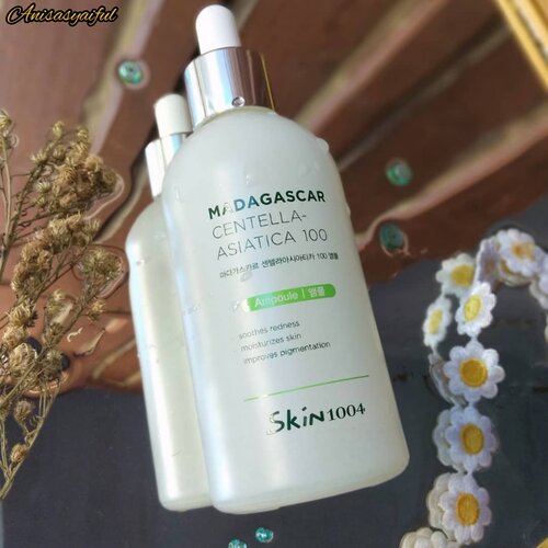 The best ampoile I've ever tried
Madagascar Centella Asiatica 100 from @skin1004indonesia 💕
.
Terbuat dari 100% EKSTRAK CENTELLA ASIATICA yang sangat cocok untuk kulit sensitif. Dapat membuat kulit wajah jadi lebih cerah, menyeimbangkan kadar minyak pada kulit dan memperbaiki sel kulit yang bermasalah ❤
.
Apa sih yang aku rasakan setelah rutin memakai Ampoule ini? *bukanlebay tapi beneran aku cinta bangett sama ampoule dari @skin1004indonesia ini ^^ kulitku yang biasanya bruntusan dan merah-merah, sekarang udah mendingan banget! Jerawat cepat kempes. Dan aku merasa pori-pori aku lumayan mengecil loh 😭😭 ajaib❣️ Teksturnya encer seperti air, cepat meresap dan melembabkan kulit ~~ Harga sebanding ya sama kualitasnya 😍
.
.
.
.
#skin1004 #skin1004indonesia #skincare #skincarelover #makassarbeautygram #beautybloggermakassar #beautyinfluencermakassar #makassarbeauty #reviewanisasyaiful #reviewskincare #ampoule #clozetteid #femaledaily #beautyjournal #socobox #skin1004madagascarcentellaasiatica100ampoule