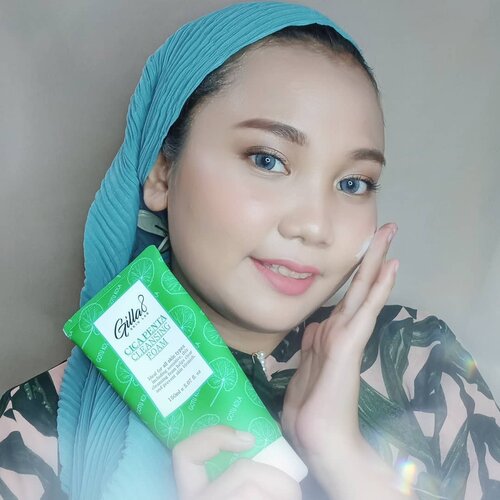 Yuhuu~ calling all 𝘾𝙞𝙘𝙖 lovers💕 Kalian wajib banget cobain skincare dari @gilla8.official ❤️❤️ @gilla8indonesia ini brand Korea namun sekarang sudah mulai masuk di Indonesia, varian produknya banyak.. Namun yang aku cobain ini yang khusus untuk kulit sensitif dan berjerawat karna mengandung bahan utama 𝘾𝙚𝙣𝙩𝙚𝙡𝙡𝙖 𝘼𝙨𝙞𝙖𝙩𝙞𝙘𝙖 ✨-Produknya adalah 𝙂𝙞𝙡𝙡𝙖8 𝘾𝙞𝙘𝙖 𝙋𝙚𝙣𝙩𝙖 𝘾𝙡𝙚𝙖𝙣𝙨𝙞𝙣𝙜 𝙁𝙤𝙖𝙢🍀 Manfaatnya banyak banget! yaitu untuk melembabkan kulit, menenangkan kulit yang iritasi dan mengatasi jerawat❣️ Cocok untuk semua jenis kulit bahkan untuk kulit sensitif. Tekstur foamnya creamy, busanya gak begitu banyak, wangi lime nya menyegarkan ~~ Hasilnya bikin kulitku jadi lebih lembab, fresh dan mengurangi minyak berlebih 😍-Ohiya kalau kalian penasaran sama Cleansing Foam ini, Yuk buruan beli di 𝗖𝗵𝗮𝗿𝗶𝘀 𝗦𝗵𝗼𝗽 aku ~~ lagi ada diskon menarik loh ➡️ https://hicharis.net/anisa/Kc4--#charis #charisceleb #gilla8 #cicapentacleansingfoam #cleansingfoam #cica #cicaseries #cicacleanser #purifypores #centellaasiatica #skincarereview #clozetteidPs. Abaikan Jepitan wkwk 😜