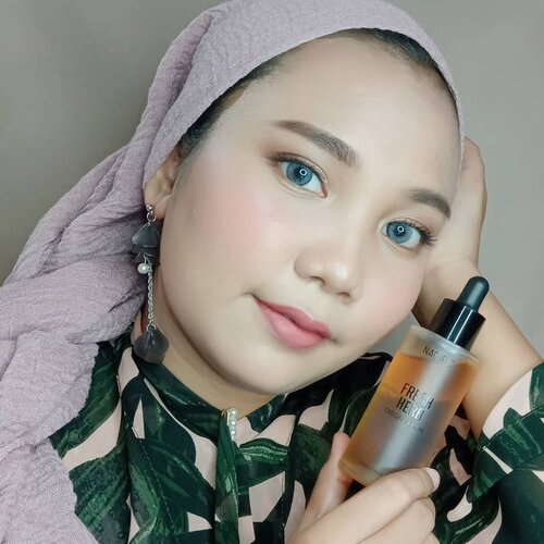 Hey, lovelies! gimana nih puasa hari pertamanya? 💕-Saat puasa tubuh pasti kekurangan cairan dan hal ini membuat kulit jadi kering dan kusam 😩 Nah cara aku mencegahnya, dengan rutin memakai @nacific_official 𝗙𝗿𝗲𝘀𝗵 𝗛𝗲𝗿𝗯 𝗢𝗿𝗶𝗴𝗶𝗻 𝗦𝗲𝗿𝘂𝗺 ✨-𝗞𝗮𝗻𝗱𝘂𝗻𝗴𝗮𝗻 𝗨𝘁𝗮𝗺𝗮𝗻𝘆𝗮 ♡ 𝗪𝗵𝗶𝘁𝗲 𝘄𝗮𝘁𝗲𝗿 𝗹𝗶𝗹𝘆 𝗲𝘅𝘁𝗿𝗮𝗰𝘁sebagai anti oxidation yang berguna untuk anti aging dan meningkatkan elastisitas kulit♡ 𝗔𝗹𝗼𝗲 𝘃𝗲𝗿𝗮 𝗹𝗲𝗮𝘃𝗲𝘀berfungsi untuk hydrating♡ 𝗟𝗲𝗺𝗼𝗻𝗴𝗿𝗮𝘀𝘀 𝗲𝘅𝘁𝗿𝗮𝗰𝘁, 𝗹𝗶𝗺𝗲 𝗿𝗶𝗻𝗱 𝗮𝗻𝗱 𝗮𝗽𝗽𝗹𝗲 𝗺𝗶𝗻𝘁 𝗹𝗲𝗮𝘃𝗲𝘀sebagai pore minimizer, melembabkan dan menyegarkan kulit-Serum ini booming banget dari 2thn yang lalu loh, dan selama 2 minggu memakai produk ini .. Kulit aku terlihat makin sehat, cerah dan halus. Teksturnya cepat meresap dan gak lengket dikulit! wanginya menyegarkan ~~ 𝗕𝘆𝗲 𝗯𝘆𝗲 𝗸𝘂𝗹𝗶𝘁 𝗸𝘂𝘀𝗮𝗺 😍-Ohiya kalau kalian penasaran sama serum ini, Yuk buruan beli di 𝗖𝗵𝗮𝗿𝗶𝘀 𝗦𝗵𝗼𝗽 aku ~~ lagi ada diskon menarik loh ➡️ https://hicharis.net/anisa/KMf#freshherboriginserum #nacific #nacificindonesia #nacificfreshherb #serum #kbeauty #kskincare #koreanskincare #charis #charisceleb #hicharis #makassarbeautygram #makassarbeauty #clozetteID @hicharis_official @charis_celeb