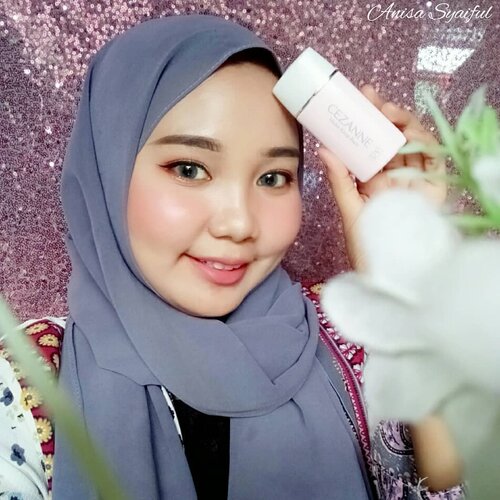 Hii girlss ~~ aku ada tips nih buat kalian yg pengen makeup nya tahan lama 😊.Sudah seminggu-an ini aku selalu pakai Makeup primer dari @cezanne.id yaitu Cezanne Make Keep Base ✨.Fyi buat kalian yang blm tau, CEZANNE ini merupakan Brand asal Jepang dan hampir semua produknya itu Best Seller di Jepang, salah satunya sih Make Keep Base ini ❤❤.FUNGSI :- Untuk melembabkan dan menghaluskan kulit serta membuat makeup stay tahan lama- Menahan produksi minyak diwajah sehingga makeup tahan sampai seharian- Tidak membuat kulit kering - Mencerahkan wajah secara naturalTIPS penggunaan : Kocok 3-5 x sebelum digunakan 📢 dan diigunakan sebelum menggunakan foundationCezanne Make Keep Base ini juga tidak menyerap UV, tidak mengandung minyak mineral dan tidak mengandung alcohol 💕.So, tunggu apalagi .. Go grab yours now! 👉 @cezanne.id 💃....#tipscantik #cantikekonomis #tipskecantikan #belajarmakeup #kecantikan #inspirasicantikmu #tampilcantik #giselslook #makassarbeautygram #beautygoersid #hijabersbeautybvlogger #giveawayindonesia #skincarelover #makeuppemula #instamakeup #clozetteid #japanmakeup #cezanne #cezanneindonesia