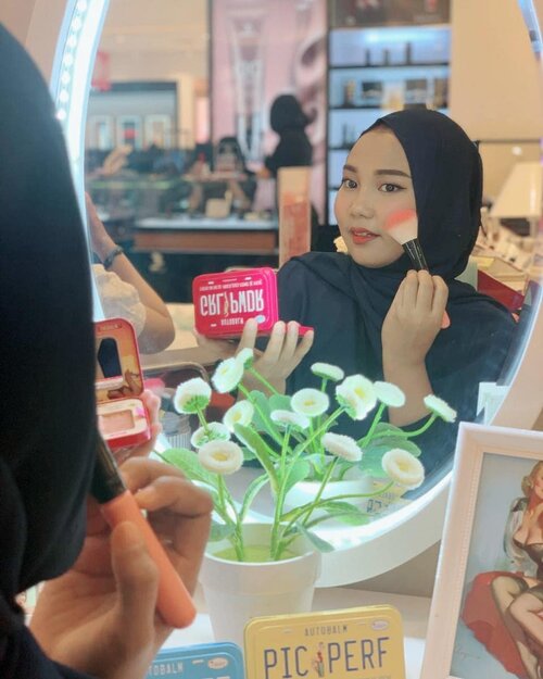 Seruu banget hari ini aku mencoba product terbaru 𝘼𝙪𝙩𝙤𝘽𝙖𝙡𝙢 dari @thebalmid 💕 jadi ada 3 macam palette, yaitu :.✨𝐀𝐮𝐭𝐨𝐁𝐚𝐥𝐦 𝐆𝐑𝐋 𝐏𝐖𝐃𝐑 𝐂𝐡𝐞𝐞𝐤 𝐏𝐚𝐥𝐞𝐭𝐭𝐞 : Isinya ada 3 warna blush dan 1 warna highlighter✨𝐀𝐮𝐭𝐨𝐁𝐚𝐥𝐦 𝐃𝐀𝐘𝟐𝐍𝐈𝐓𝐄 𝐞𝐲𝐞𝐬𝐡𝐚𝐝𝐨𝐰 𝐩𝐚𝐥𝐞𝐭𝐭𝐞 : Cocok banget dipakai untuk bikin eyelook sunrise to sunset✨𝐀𝐮𝐭𝐨𝐁𝐚𝐥𝐦 𝐏𝐈𝐂 𝐏𝐄𝐑𝐅 𝐞𝐲𝐞𝐬𝐡𝐚𝐝𝐨𝐰 𝐩𝐚𝐥𝐞𝐭𝐭𝐞 : Dengan jewel-toned joy ride with five shimmery shades, dapat memberikan dramatic effect pada eyelook yang dibuat.𝐏𝐫𝐢𝐜𝐞 : 𝐑𝐩𝟓𝟓𝟎.𝟎𝟎𝟎Lagi ada promo juga loh, belanja product @thebalmid senilai 750.000 kalian bisa dapatin pouch cantik dari The Balm ❤️....@beautybloggerindonesia#BeautyOnTheGo#TheBalmID#BalmBabe#TheBalmIndonesia#BBIxTHEBALM