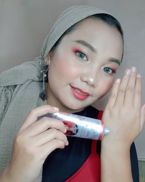 Hey, lovelies💕 Yuk kenalan sama @fascy_korea yang merupakan Brand Makeup, Skincare dan Bodycare asal Korea Selatan 😍 and i'm so happy karna aku berkesempatan mencoba 2 produk 𝙁𝙖𝙨𝙘𝙮 yaitu :-✨ 𝙁𝙖𝙨𝙘𝙮 𝙒𝙖𝙩𝙚𝙧𝙛𝙪𝙢𝙚 𝙃𝙖𝙣𝙙 𝙀𝙨𝙨𝙚𝙣𝙘𝙚akhir-akhir ini kulit tanganku emang lagi kering banget karna keseringan cuci tangan atau pakai hand sanitizer 😞 Untungnya ada Fascy Waterfume Hand Essence ini yang bisa melembabkan kulit tanganku 😘.𝐀𝐝𝐚 𝟑 𝐕𝐚𝐫𝐢𝐚𝐧๑ 𝐒𝐩𝐚𝐫𝐤𝐥𝐢𝐧𝐠 𝐁𝐨𝐮𝐪𝐮𝐞𝐭๑ 𝐂𝐥𝐚𝐬𝐬𝐢𝐜 𝐍𝐞𝐰𝐲𝐨𝐫𝐤๑ 𝐌𝐨𝐝𝐞𝐫𝐧 𝐑𝐨𝐦𝐞𝐧𝐭𝐢𝐜Tekstur dari 𝙁𝙖𝙨𝙘𝙮 𝙒𝙖𝙩𝙚𝙧𝙛𝙪𝙢𝙚 𝙃𝙖𝙣𝙙 𝙀𝙨𝙨𝙚𝙣𝙘𝙚 ini watery, cepat meresap, ringan dan gak lengket dikulit❣wanginyaa sangat fresh dan menenangkan~ apalagi packagingnya sangat cute♡ berkat Fascy Waterfume Hand Essence ini kulit tanganku jadi selalu lembab, halus, dan wangi 😍-✨ 𝙁𝙖𝙨𝙘𝙮 𝙋𝙚𝙚𝙡𝙞𝙣𝙜 𝙏𝙞𝙢𝙚Nah aku paling excited sama produk ini, why? Karna akutuh paling males nge-scrub kulit soalnya sakit pas digosok wkwk 😂 tapi ini gak berlaku untuk Fascy Peeling Time♡ gak bikin kulit sakit! Jadi sudah pasti aman dipakai untuk kulit sensitif. Uniknya 𝙁𝙖𝙨𝙘𝙮 𝙋𝙚𝙚𝙡𝙞𝙣𝙜 𝙏𝙞𝙢𝙚 ini teksturnya cair jadi tinggal di spray aja dikulit, so simple~ dapat mengangkat sel-sel kulit mati atau daki kalian dengan cepat 😱 Hasilnya bener-bener bikin kulitku jadi bersih, halus dan jika rutin dipakai bisa bikin kulit cerah dan glowing loh ❤️ Aku juga paling suka sama wanginya yang menyegarkan, seperti aroma buah peach 😋-Kalian bisa beli produk Fascy ini di @nearndear.idShopee : smileouppa.idThankyou (◍•ᴗ•◍)♡-#nearndearxfascy#fascy #파시 #fascykorea#nearndearindonesia#nearndear #nearndearid#handcream #bodypeeling