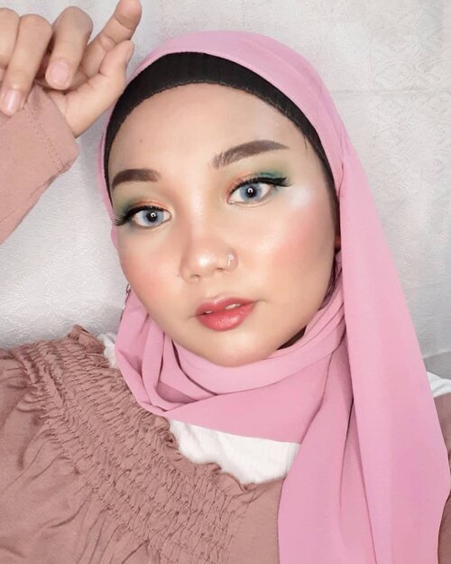 Happy weekend 𝐋𝐨𝐯𝐞𝐥𝐲 💕.👁️ @saceladycosmetic Tinted Brow Gel👄 @inga_official Semi matte lipstick shade 04 someone like