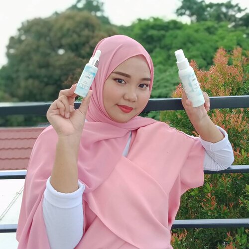 Hii guys~ Akhir-akhir ini aku lagi suka banget nih pakai Face Mist dan Water Essence dari @raikubeauty.✨ 𝙍𝙖𝙞𝙠𝙪 𝘽𝙚𝙖𝙪𝙩𝙮 𝙃𝙮𝙙𝙧𝙖𝙩𝙞𝙣𝙜 𝙈𝙞𝙨𝙩Mengandung Hyaluronic Acid yang dapat menghidrasi dan mempertahankan kadar air pada kulit dan juga mengandung Glycerin untuk menjaga kelembaban kulit dan membuat kulit terlihat lebih glowing 😍 Biasanya aku pakai produk ini sebelum makeup dan hasilnya bikin kulit wajah aku lebih lembab dan makeup juga jadi lebih nempel.✨ 𝙍𝙖𝙞𝙠𝙪 𝙒𝙖𝙩𝙚𝙧 𝙀𝙨𝙨𝙚𝙣𝙘𝙚Aku suka banget sama packagingnya yang kokoh dan higienis. Teksturnya cair seperti air, cepat meresap dan gak lengket dikulit 😍 Mengandung Aloe vera, Wakame, Hyaluronic acid dan Glycerin yang mampu menenangkan, menyegarkan dan melembabkan kulit ~~ Aku pakai produk ini dimalam hari 😊.So far, kedua product ini gak bikin kulitku breakout. Malahan aku suka banget sama efeknya yang bikin kulit wajahku lembab dan fresh selalu ❤️.#raiku #raikufacemist #raikuwateressence #raikueyeserum #sociolla @onie_callista