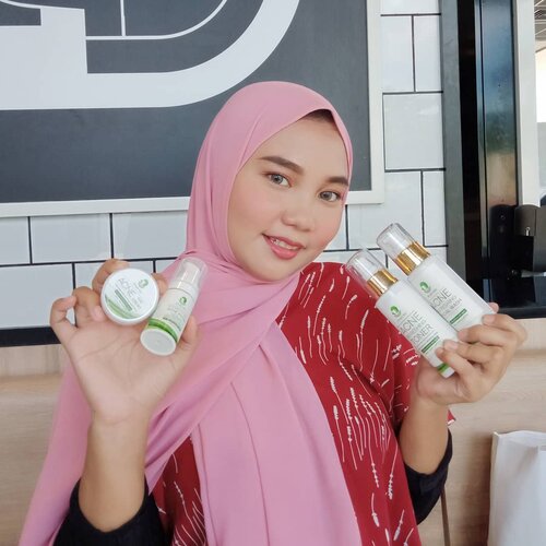 Buat kalian yang punya masalah kulit berjerawat, yuk cobain @ebrightskin 𝘼𝙘𝙣𝙚 𝙎𝙠𝙞𝙣 𝙐𝙡𝙩𝙞𝙢𝙖𝙩𝙚 𝙎𝙚𝙧𝙞𝙚𝙨Ada 5 varian produk, yaitu :- Acne Refreshing Facial Wash- Acne Refreshing Toner- Acne Day Cream- Essential Acne Prone Serum- Acne White Cream𝐌𝐞𝐧𝐠𝐚𝐧𝐝𝐮𝐧𝐠 𝐓𝐞𝐚 𝐓𝐫𝐞𝐞 𝐎𝐢𝐥, 𝐂𝐡𝐚𝐦𝐨𝐦𝐢𝐥𝐞, 𝐀𝐥𝐨𝐞 𝐕𝐞𝐫𝐚 𝐝𝐚𝐧 𝐂𝐮𝐜𝐮𝐦𝐢𝐬 𝐒𝐚𝐭𝐢𝐯𝐮𝐬 𝐅𝐫𝐮𝐢𝐭 𝐲𝐚𝐧𝐠 𝐭𝐞𝐫𝐛𝐮𝐤𝐭𝐢 𝐞𝐟𝐞𝐤𝐭𝐢𝐟 𝐦𝐞𝐧𝐠𝐨𝐛𝐚𝐭𝐢 𝐣𝐞𝐫𝐚𝐰𝐚𝐭 𝐝𝐚𝐧 𝐟𝐥𝐞𝐤 𝐡𝐢𝐭𝐚𝐦Fyi @ebrightskin ini merupakan skincare LOKAL yang sudah terdaftar di Bpom, halal dan aman untuk ibu hamil & menyusui ~~ itu sebabnya aku yakin mau mencoba produk eBright Skin ini ❤️.Setelah rutin memakai eBright Skin ini selama 3 minggu .. yang aku rasain kulitku yang kusam jadi keliatan lebih cerah, sehat dan halus ✨ Jerawat jadi lebih cepat kempes dan memudar! Gak seperti cream2 lainnya yang memberikan efek instan (?) @ebrightskin ini memberikan efek perlahan tapi pasti 😍 Karna kandungannya yang terbuat dari bahan-bahan alami dan natural💕-𝗛𝗮𝗿𝗴𝗮 𝟭 𝗽𝗮𝗸𝗲𝘁 𝗥𝗽𝟰𝟮𝟱.𝟬𝟬𝟬𝗪𝗵𝗲𝗿𝗲 𝘁𝗼 𝗯𝘂𝘆 ➡️ @𝗲𝗯𝗿𝗶𝗴𝗵𝘁𝘀𝗸𝗶𝗻Dan happy banget karna selain skincare, @ebrightskin juga sudah ada produk cosmetics 👄 Buruan Kepoin ~