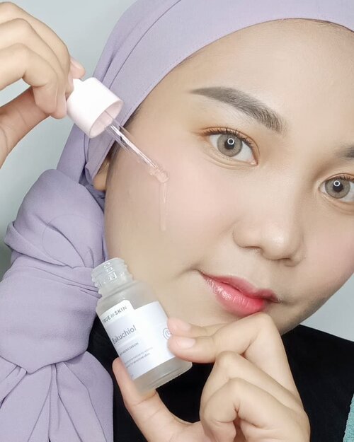 𝗧𝗵𝗲 𝟭𝘀𝘁 𝗟𝗼𝗰𝗮𝗹 𝗕𝗮𝗸𝘂𝗰𝗵𝗶𝗼𝗹 𝗦𝗲𝗿𝘂𝗺  - @truetoskinofficial Bakuchiol Anti-aging Serum 💜-𝗦𝘁𝗮𝗿 𝗜𝗻𝗴𝗿𝗲𝗱𝗶𝗲𝗻𝘁𝘀1% Bakuchiol, 2% Lactobionic Acid (PHA), Probiotics and 7 Seed Beans Complex-𝗣𝗮𝗰𝗸𝗮𝗴𝗶𝗻𝗴Untuk kemasannya cukup simple dan travel friendly, dari botol kaca doff dengan warna pastel 😍 dan sudah dilengkapi dengan aplikator pipet-𝗙𝗶𝗻𝗶𝘀𝗵 𝗮𝗻𝗱 𝗘𝗳𝗳𝗲𝗰𝘁𝗶𝘃𝗲𝗻𝗲𝘀𝘀I’ve only had this now for 𝟭𝟬 𝗱𝗮𝘆𝘀 and I can already see and feel the difference ~~ 𝗜𝘁’𝘀 𝘀𝗼 𝗴𝗲𝗻𝘁𝗹𝗲! sehingga aku dapat menggunakan serum ini 2x sehari tanpa iritasi💕 Teksturnya ringan, cepat meresap dan tidak meninggalkan residu lengket di kulit .. 𝗜 𝗹𝗼𝘃𝗲 𝘁𝗵𝗮𝘁 𝗶𝘁 𝗶𝘀 𝗮 𝗿𝗲𝘁𝗶𝗻𝗼𝗹 𝗮𝗹𝘁𝗲𝗿𝗻𝗮𝘁𝗶𝘃𝗲 ❤️ My fine expression lines are much less noticeable and the few dark spots I had have faded! I think that with constant use for longer period of time it might have even better anti-aging effects 😉-💜 𝗣𝗿𝗼𝘀Suitable for all skin typesHydrates skinMakes skin look suppleBalances oil production on skinLight weight textureAffordable price💔 𝗖𝗼𝗻𝘀None-𝗧𝗼𝘁𝗮𝗹𝗹𝘆 𝘄𝗼𝗿𝘁𝗵 𝘁𝗵𝗲 𝗵𝘆𝗽𝗲 !!!✨ #truetoskin #loveyourtrueskin #bakuchiol #bakuchiolserum #skincarereview #skincareroutine #cleanbeauty #jakartabeautyblogger #makassarbeautygram #clozetteid