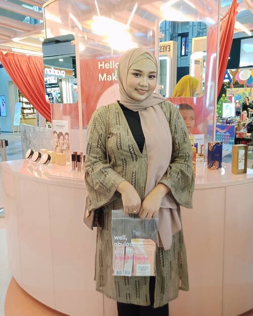 Yayy seneng banget bisa main ke Pop Up Store @rollover.reaction yang ada di Mall Ratu Indah Makassar ~~ Jatuh cinta banget dengan dekorasinya yang bernuansa pastel dan instagramable 😍 selain itu banyak promo dan diskon menarik juga, salah satunya Free Product Rollover Reaction untuk 20 pembeli pertama setiap harinya, tanpa min pembelian!
.
Di Pop Up Store Rollover Reaction ini kalian bisa cobain semua produk-produk terlaris seperti Cushion Compact Tinted Moisturizer, SUEDED! Lip & Check Cream, Haloblush dan produk limited edition yang baru saja launching KALA SENJA 💕
.
Sedih banget deh 😥 Pop-Up Store @rollover.reaction ini cuma sampai tgl 24 November aja ~~ Makanya buruan kesini yaa ❤️
.
.
.
.
#RolloverPopUp
#RolloverPopUpMakassar
#RolloverReaction
#ClozetteID
#MakassarBeautyGram
#OOTDHijab
#HijabersIndonesia
#TipsKecantikan
#MakassarBeauty
@makassarbeautygram