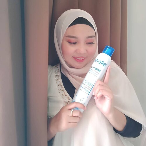 Hello everyone! Perkenalkan Clinelle Pureswiss Thermal Spring Water yang sekarang ini jadi favorit aku banget 😍.Thermal Spring Water ini telah teruji (Dermatologically Tested) yang diformulasikan dengan RX3 Mineral Action (Repair Refine Reshield) Dapat merawat dan mempercepat efek restorasi kulit, mampu menghidrasi kulit secara langsung serta dapat melindungi kulit dari dampak buruk radikal bebas ❤️.Nah tipe kulit aku "Oily Skin" tapi semenjak memakai Thermal Spring Water ini, aku merasa wajahku jadi gak begitu berminyak lagi ~~ cocok dipakai sebagai setting spray agar makeup jadi lebih tahan lama 😍 aku juga pakai produk ini sebagai Toner, hasilnya kulit wajahku jadi lebih fresh dan lembab ✨.Clinelle Pureswiss Thermal Spring Water ini juga dilengkapi dengan "25 amazing spring power" untuk menjaga dan merawat tubuh mulai dari kepala hingga ujung kaki wow~ #ProtectandRevive your skin from head to toe.🌿For Face : Lifting & firming, Refines pores, Controls Oil, Relieves blemishes, Tones, Hydrates, Decongest, Protects Skin, Facial Mask Treatment, Sets Makeup, After dermatological treatments, Razor Burns🌿For Hand & Body : Soften Skin, After hair removal, Sunburns, Strengthen weak nails, Cracked heels, Skin discomforts from diaper wearing, Relieve Insect bites🌿For Hair & Scalp : Prevents dandruff, Split ends, Scalp itchiness🌿Refresh & Moisturize : After exercise, During travel, Under air-conditioning athome or office.Buat kalian yang penasaran ingin mencoba produk ini .. Buruan beli di Guardian karna lagi ada promo "Dapatkan Clinelle Thermal Spring Water 300 ml hanya dengan menambah Rp 1.000 setiap pembelian Clinelle Thermal Spring Water 300ml di Guardian❤️ promo dari tgl 22 Agustus - 4 Sept 2019 😉....#happyskinhappyface#clinelleindonesia#beautycollabid@beautycollab.id