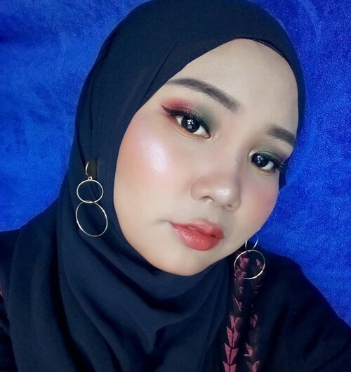 shine bright like a diamond ~~ find light in the beautiful sea ~~ i choose to be happy 🎵🎵 *jangan pada auto nyanyi ya 😂 Btw Makeup nya udah mantul blm? 😄.....#beauty#makeuptutorial#makeupjunkie#wakeupandmakeup#clozetteid#makassarbeautygram#beautygoersid#bloggirlsid#beautyranger#HijabersBeautyBvlogger