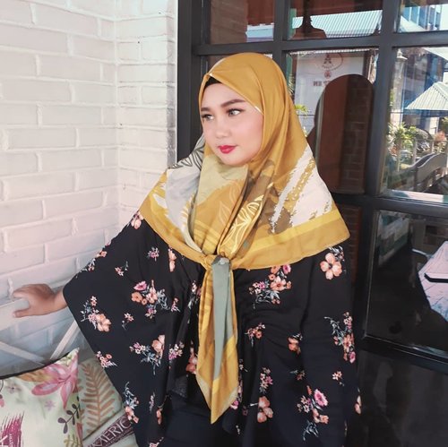 Wearing Khinara Scarf by @kiabyzaskiasungkar 💕 Jarang-jarang kan liat aku pakai hijab model begini ~~ Gimana, cocok gak? 😁.Suka banget sama scarf ini, Kainnya adem dan motifnya itu cantik banget 😍 Btw ini aku dikirimin sama kak @shireensungkar loh .. Happy banget! Thankyouu ❤❤....#kiabyzaskiasungkar #wearingKIA #hijabstyle #hijabersindonesia #jilbabsegitiga #ootd #ootdhijab#tipskecantikan #belajarmakeup #makeupnatural #kecantikan #inspirasicantikmu #makeupoftheday #tampilcantik  #makassarbeautygram #beautyinfluencermakassar #beautybloggermakassar  #makassarbeauty #clozetteid