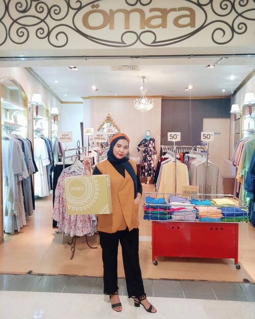 Happy banget sebentar lagi lebaran 😍 Dan sudah pasti untuk 𝙤𝙪𝙩𝙛𝙞𝙩 𝙡𝙚𝙗𝙖𝙧𝙖𝙣, aku selalu percayakan pada @omara.id 💕 pas banget 𝙊𝙢𝙖𝙧𝙖 mengadakan promo diskon untuk para #wanitaOmara Caranya gampang banget, follow instagram @omara.id untuk mendapatkan tambahan diskon 20% untuk pembelanjaan langsung di store Omara.Bukan cuma itu aja! Untuk 50 pembeli pertama dengan minimal pembelajaan 500.000 akan mendapatkan box cantik dari Omara ~~ Boxnya cocok untuk dijadikan gift pada keluarga atau sahabat 😊.Difoto ini aku pakai 𝙍𝙞𝙫𝙚𝙧𝙖 𝙑𝙚𝙨𝙩 𝙙𝙖𝙣 𝙅𝙖𝙣𝙣𝙖𝙩 𝙋𝙖𝙣𝙩𝙨. Bagus banget kan? 😍 Model baju dan celana dari @omara.id memang selalu up-to-date! Bahannya juga sangat lembut, adem dan berkualitas ❤️ Selain itu ada Bandana juga loh, warna dan motifnya cantik-cantik banget ~.Nah untuk teman-teman yang ada di luar kota gak perlu sedih, karna kalian bisa belanja melalui website di 𝙬𝙬𝙬.𝙤𝙢𝙖𝙧𝙖.𝙘𝙤.𝙞𝙙 dan dapatkan promo menarik lainnya! #omarawomen