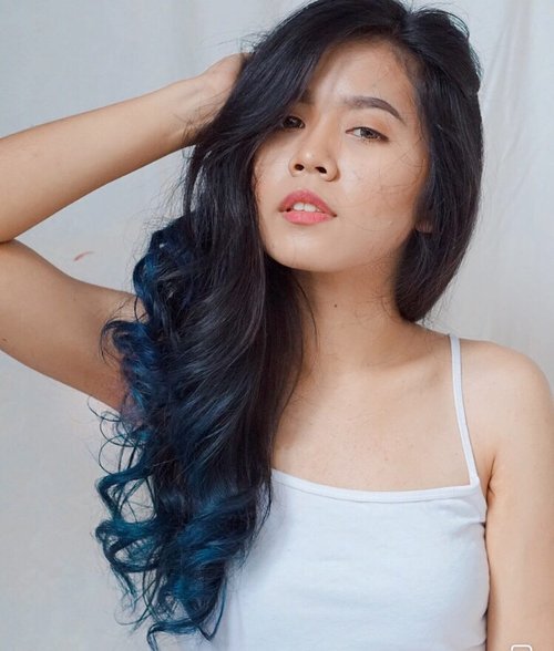My ombre blue finally done right!! Fyi, i made it just at home by my self. Curious? Check my blog for detail preparation, the step and the secret! *link on my bio* 💙💙💙
.
.
.
.
.
#myombrehair #bluehair #haircolor #ombrehair #ombrebluehair #ombreblue #clozetteid