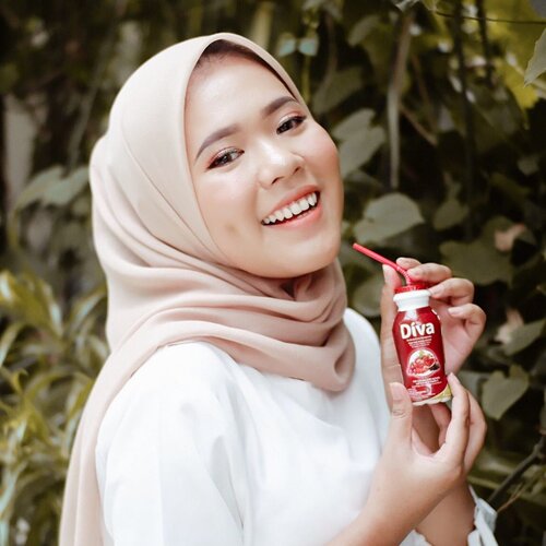 Penggunaan skincare setiap hari belum optimal untuk merawat kesehatan kulit. Kamu perlu merawat kesehatan kulit dari dalam dengan minum @divabeautyid ❤️ Diva Beauty Drink mampu menutrisi kulit dari dalam, mengandung 1000mg kolagen, antioksidan dan Vitamin E yang baik untuk kesehatan kulit👌🏻 Rasanya juga enak dan fresh banget karena berbahan dasar pomegranate dan mix berries 😋Buat kamu yang mau beli juga bisa pakai kode voucher aku “DivaXDessy01” untuk dpt discount 30% (kode voucher berlaku utk pembelian online store/ E-Commerce) ✨@clozetteid #GlowLikeDiva #DivaBeautyDrink #BBxDivaBeauty #DivaBeautyXClozetteidReview #ClozetteId #ClozetteReview