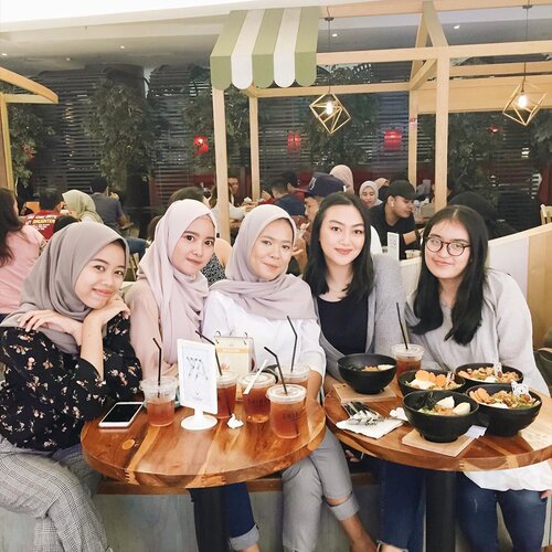 Keseruan bukber kemarin temen-temen ku💖 btw aku traktir mereka makan-makan pakai aplikasi @travelokaeats karena ada special offers jadi lebih hemat dan gampang👌🏻 Jadi, buat kalian yang mau bukber juga cusss cek Traveloka Eats sekarang krn lagi banyak promo🤗 #clozetteid #clozetteidreview #TravelokaEatsxClozetteidReview #EatsNonstop #BukberBarengEats