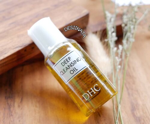 Salah satu cleansing oil favorit dan ini bener ga bikin wajah jerawat khususnya pnya  kulit sensitif dan berjerawat yaitu @dhcskincare_id Texturenya Liquid terbuat dr Minyak Zaitun tanpa ada wewangian _Review///_Selama mggunakan @dhcskincare_id dg minimalis makeup atau fullmakeup ,makeup terangkat semua applikasi juga cukup mudah , untuk applikasi kalian bisa Swipe slide foto aku dan ada Video juga aku reviewSo far ini rekomendasi banget untuk hobby makeup dan untuk kulit lebih bersih dan tanpa jerawat dan dapat ditemukan di @sociolla @beautyjournal...#Clozetteid #skincare #dhc #cleansingoil #removermakeup#motd #makeuptutorial #kbeauty #코덕 #코덕스타그램 #코덕맞팔 #인스타뷰티 #뷰티스타그램 #beautytips #beautyinfluencers #like4likes #follow4follow#love #fff #lfl #l4l #ootd #photography#selfie #셀스타그램 #강남