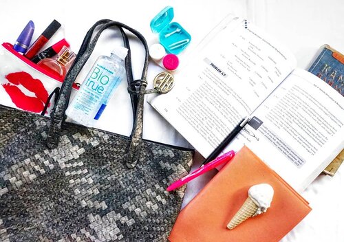 #whatsinyourbag 
#WIYB 
#WIYB.B&L 
#WIYB.id
#sahabatmata #eyesfriend #Clozetteid .
.
.

#flatlay_collection #flatlay #flatlays #instagram #flowers #flatlayphoto #инстаграм #идеидляфото #мобильнаяфотография #flatlaystyle #flatlayforever #flatlaylove #flatlayoftheday #flatlayinspiration #details #flatlaytoday #beautyflatlay #liketime #likeforfollow #likeforlikes #like4likes  #followforfollowback #follow4followback #clozetteid