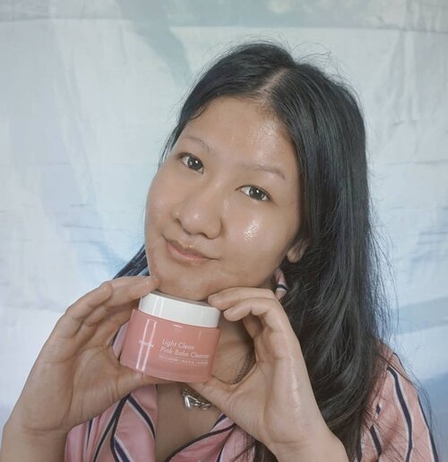 [ SAVE ME ]Wajah berjerawat ketika bermakeup cenderung sensitif jadi perlu banget cleansing  wajah tapi yg ga bkin oily dan waktu belanja di @yesstyle aku beli ini Daymellow Light Clean Pink Balm Cleanser  lagi promo dan hasilnya bersih dan bantu menghapus makeup sekalipun makeup berat _Texture balm ketika diapplikasikan ke wajah jadi lebih bersih dan ga bikin berminyak , serta cepat melted , wangi Rose sangat strong , ga bikin perih dimata sekalipun, tanpa membuat iritasi dan telah teruji klinis, PGE FREE https://ys.style/JwHhP983ffb....#like4likes #clozetteid #daymellow #skincare #ktrend #koreanskincare #cleanserbalm #love #fff #lfl #l4l #ootd #photography#selfie #셀스타그램 #강남 #일상스타그램 #소통스타그램 #좋아요#좋반 #선팔 #얼스타그램 #셀카 #셀피#좋아요반사 #likeforlikes #likeforlike