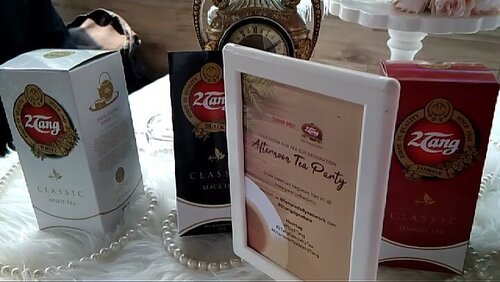 Uhhhh maniss dan mengemaskan dekorasi dlm @2tangsignature tak kalah manisnya dari tim kece @femaledailynetwork #clozetteid #FDX2TANG #2TANGSPECIALTYTEA #AFTERNOONTEAWITH2TANG