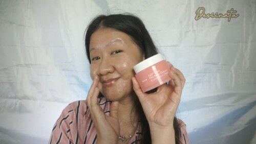 DAYMELLOW PINK BALM CLEANSER @daymellow_officialini merupakan pink balm cleanser ukuran 90ml.Texture Balm apabila diapply pada tangan akan sangat mudah melted dan cepat meremove makeup dengan mudah, makeup water proof sekalipun.Aku gunakan pada area mata, khususnya mascara & eyeshadow dapat terhapus dengan mudah tanpa rasa perih dan kulit tetap lembab.Wanginya strong essence Roseyg fresh dan ini cleanser balm yg berbeda dari produk sejenisnya karnaKandungannya terbuat dari Extract Pepaya, PHA, Roseship fruit oil, natural floral fragrance, Avocado oil dan Camellia kissi seed oil.Dari semua kandungan tsb bermanfaat mengangkat sel kulit mati pada kulit, melembabkan kulit serta teruji secara klinis PEG FREE tanpa membuat kulit iritasi.Ini produk korea, /// score review 9/10link pembelian disni https://ys.style/JwHhP983ffb_atau Download @yesstyle untuk promo menarik korean beauty dan gunakan kode voucher DESIINATA , diskon upto 10% !!....#like4likes #clozetteid #daymellow #skincare #ktrend #koreanskincare #cleanserbalm #love #fff #lfl #l4l #ootd #photography#selfie #셀스타그램 @yesstyleinfluencers #일상스타그램 #yesstyle #yesstylereview #좋반 #선팔 #얼스타그램 #셀카 #셀피#좋아요반사 #likeforlikes #likeforlikev