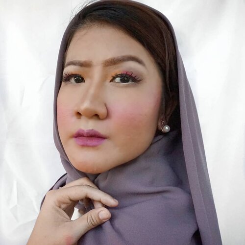 Makeup maksa ala wanita Arab 😂😂
Product Detail : 
__
.
.
.
.
.
.
.
.
.
#clozetteid #makeuplook  #eyelashes #eyes #eyeshadowlook #makeupideas #makeupphotoshoot #makeuponpoint #makeupoftheday #copper #red #redlips #lipgloss #lipstick #purpleeyshadow #makeuplooks #beautiful #beautyphotography #beauty #beautymakeup #beautyshot  #glowmakeup
 #pictureoftheday #picoftheday