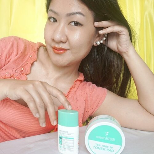 Skincare Acnes Problem, Approved !!!EssenHERB series Tea Tree, ada 2 varian : Tea Tree 90 TONER PAD dan Tea Tree Green Sun Essence Kelebihannya : Keduanya bermanfaat melembabkan kulit, mencerahkan, menyamarkan kerutan_Toner Pad  Tea Tree isi 100/pad 90 % Tea Tree, dan 1% Oryza Sativa, penggunaannya bisa digunakan sbg base skincare u/ toner wajah dan membuat calming diwajah sehingga jerawat cepat reda, wanginya soft tea tree dan liquid saat diapplikasikan wajah terasa cooling, lembab serta fresh.Harganya sekitar Rp.249.000_Tea Tree Green Sun Essenceini sunscreen essence jadi bener lightweight diwajah, tidak white cast, cepat menyerap dikulit sehingga bila wjah bermasalah jerawat ga perlu khawatir karna bikin cooling, mengurangi sebum minyak diwajah.Inis salah satu kesukaan aku banget karna ringan banget, beda dari sunscreen yg lain, wanginya pun soft. Harga Rp.219.000_Dari keduanya aku suka dan manfaatnya dapat banget dikulit aku terasa sempurna. Packagingnya minimalis buat aku dibanding produk lain sejenis.Aku suka banget tapi kl ngomongin harga ya ini lumayan ya jadi kalau mau repurchase bener-bener nabung dari jauh-jauh hari tapi untuk kulit berJerawat, Komedoan, Sensitif aku saranin banget pake ini. _Gmn menurut kalian ??Bdw Belinya di @[1317579794967373:274:Sociolla] cus website @[632180750213642:274:Beauty Journal by Sociolla] diskon 15%/ item dan gunakan potongan diskon aku di Bio ya dan ada FREE sample AMPOULE dari EssenHERB.FAST GRAB ya ! 💕 biar ga ketinggalan buat coba juga #reviewEssenHERB #acnefreewithteatree #skincarekorea #koreastye #clozetteid ...#일상스타그램 #소통스타그램 #좋아요#좋반 #선팔 #얼스타그램 #셀카 #셀피#좋아요반사 #likeforlikes #likeforlike#likeforfollow #맞팔 #선팔하면맞팔