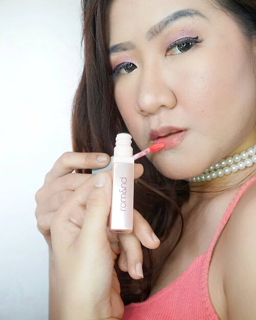 salah satu produk yg aku suka dari @romandyou semacam liptint dengan texture juicy yg dapat melembabkan dan formulanya cukup ringan di bibir. _Kalian juga dpat mencoba dengan temukan di @hicharis_official atau klik ini hicharis.net/desiinata @charis_celeb_.....#clozetteid #romandyou #beautyreview #selca #beautyinfluencer #like4likes #follow4follow#love #fff #lfl #l4l #ootd #photography#selfie #셀스타그램 #강남 #일상 #소통#일상스타그램 #소통스타그램 #좋아요#좋반 #선팔 #얼스타그램 #셀카 #셀피#좋아요반사 #likeforlikes #likeforlike